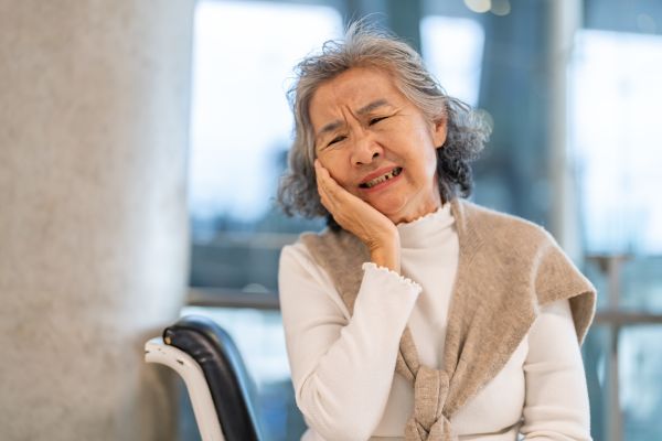 How An Emergency Dentist Handles Implant Rejection